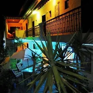 Otel Petunia, Neos Marmaras